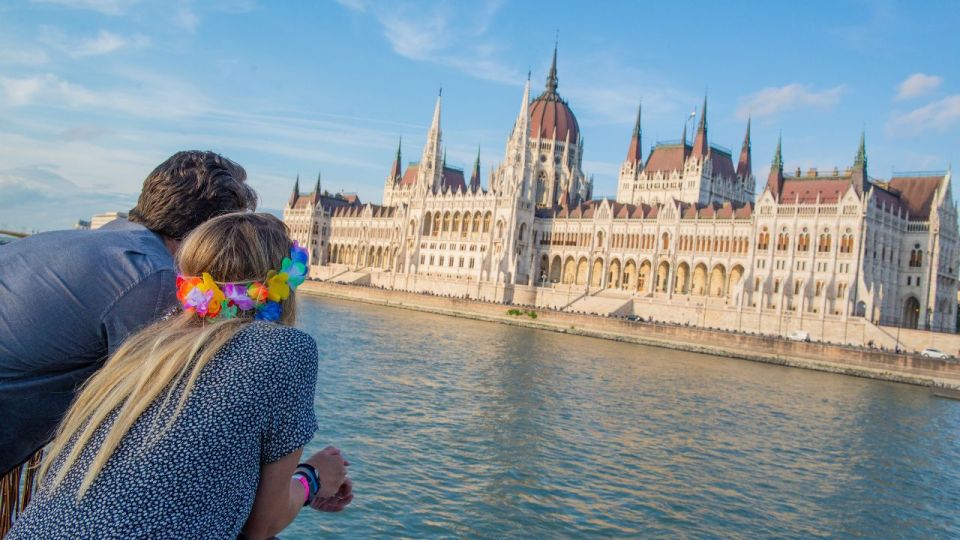 Budapest: Danube River Cruise With Unlimited Prosecco - Inclusions and Amenities