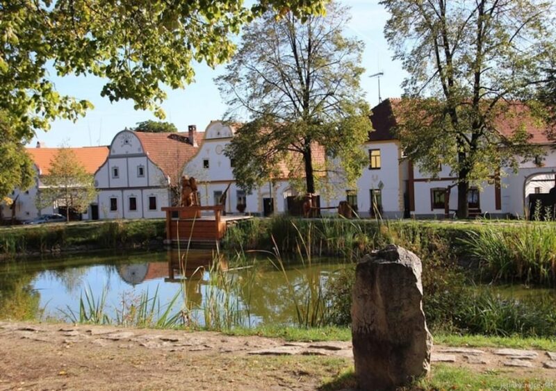 🚘 5h Road Trip in Vintage Car KRUMLOV~HLUBOKA~HOLASOVICE - Itinerary Highlights