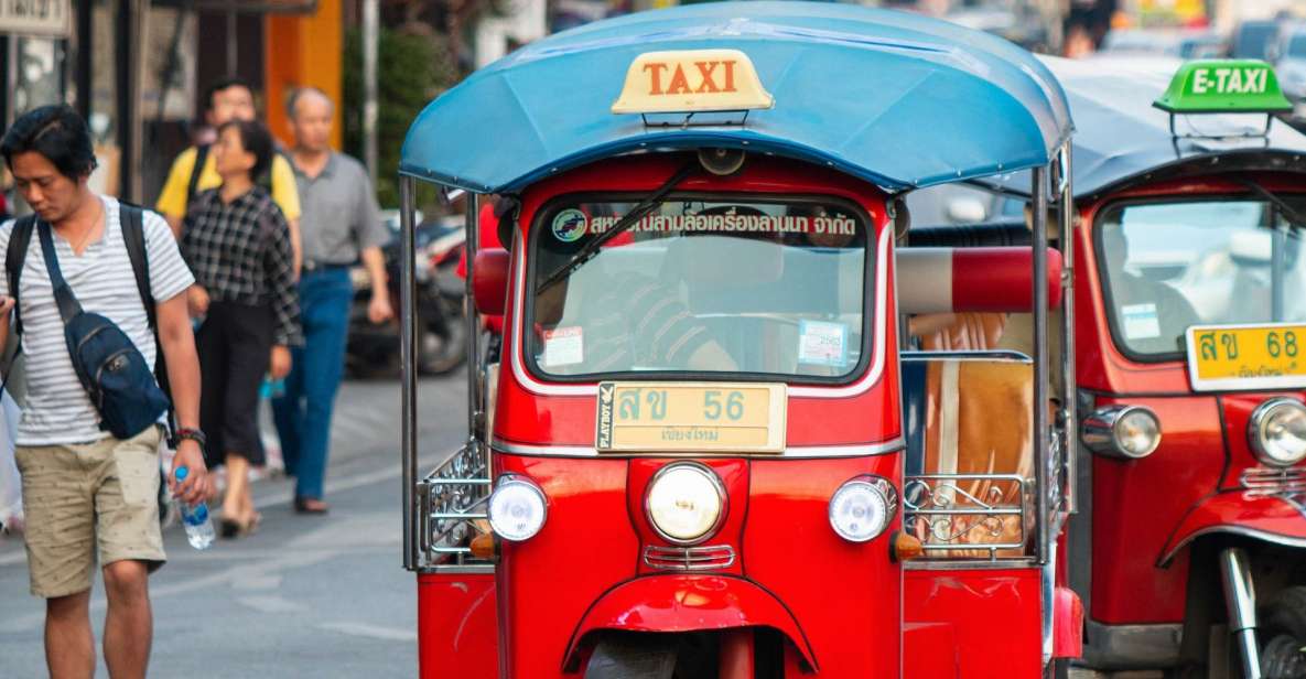 Chiang Mai: Tuk-Tuk Evening Tour With Temples & Street Foods - Tuk-Tuk Ride