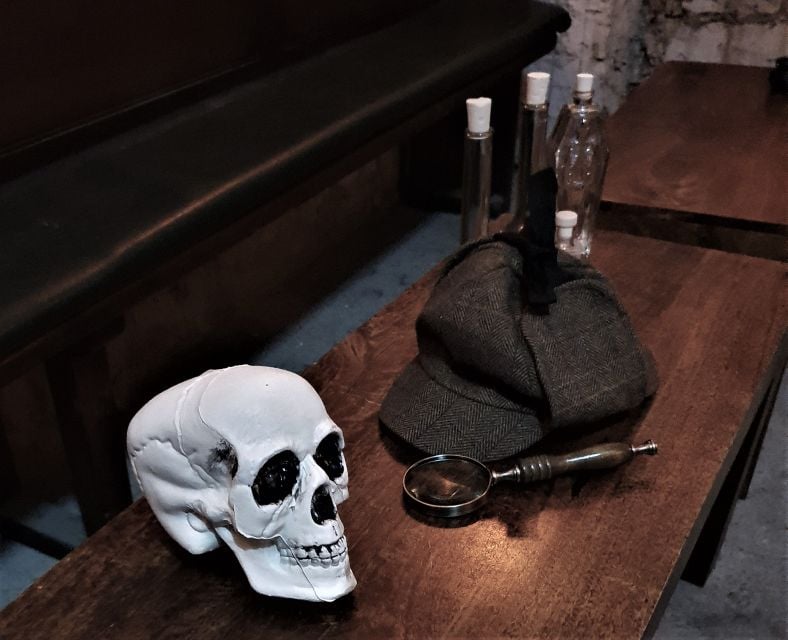 Edinburgh: Sherlock Holmes Immersive Tour With Lunch - Meeting Point and Logistics