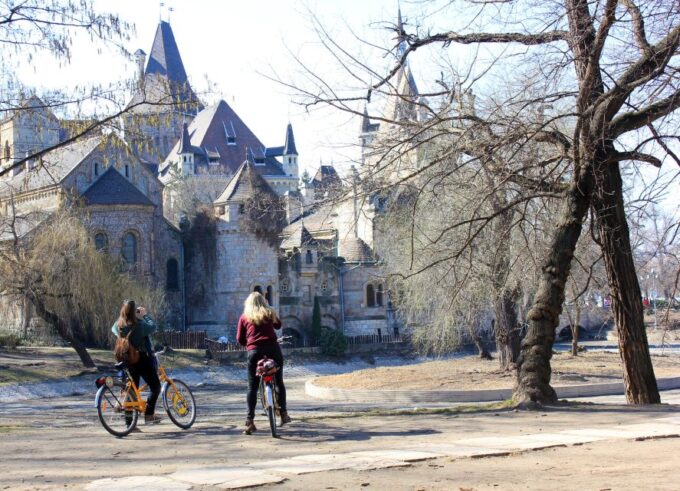 Budapest ❤️Winter Bike Tour With Coffee Stop❤️ - Enjoy a Refreshment Break