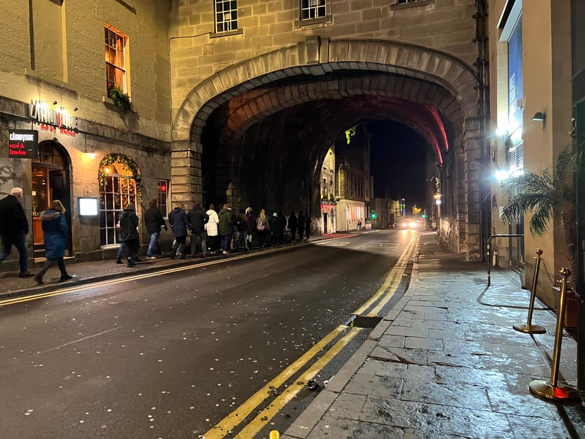 Edinburgh: Ghost and Dark Side of the City Walking Tour - Haunted Edinburgh Sites