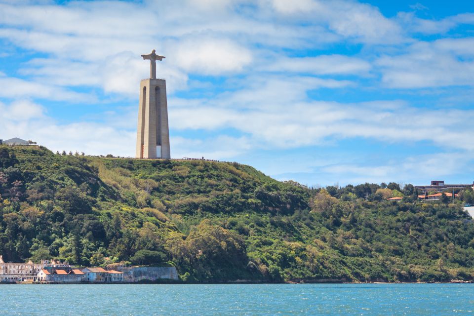 Lisbon: Hop-on Hop-off Bus & River Cruise - Cascais Line