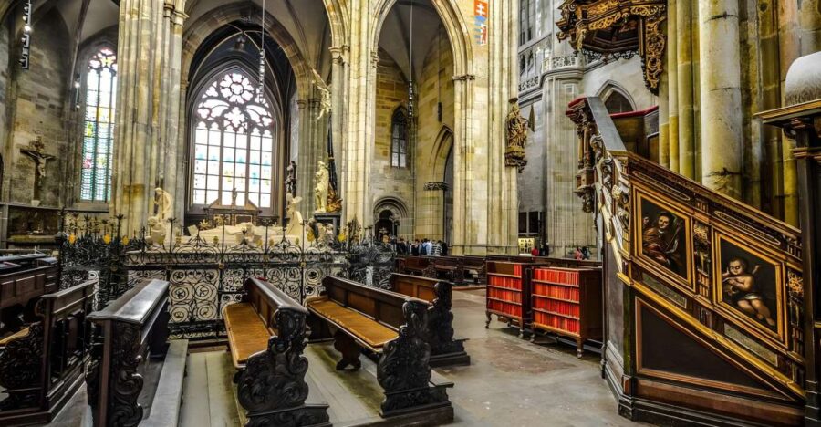 Prague Castle: Royal Palace, Cathedral, and Golden Lane Tour