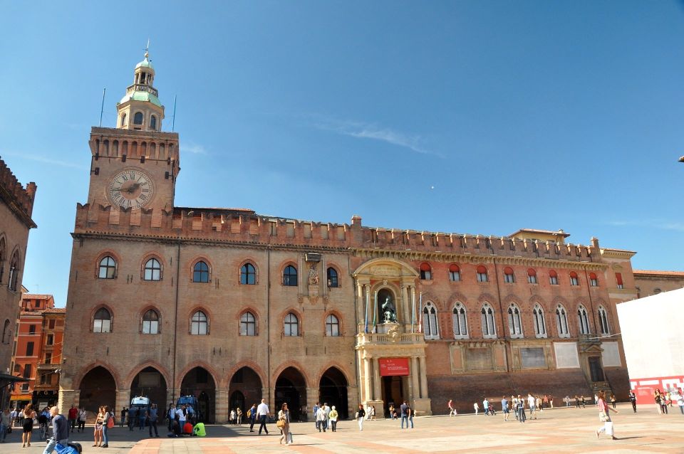 Bologna: Guided Architecture Walking Tour - Corte Isolani and Oratory of Santa Cecilia