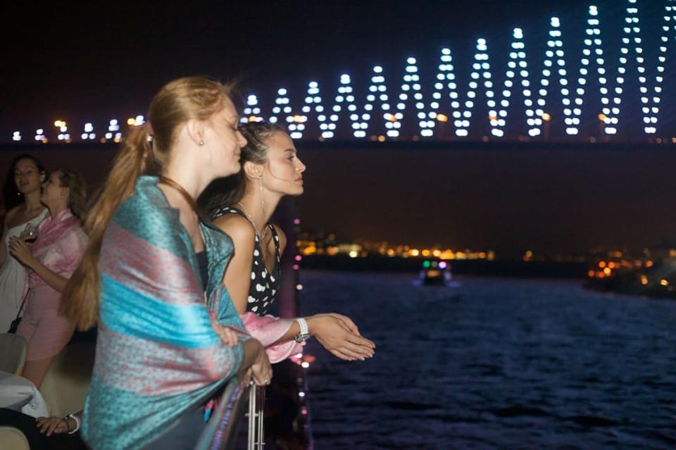 Istanbul: Bosphorus Night Dinner Cruise With Private Table - Tips for Enjoying the Cruise