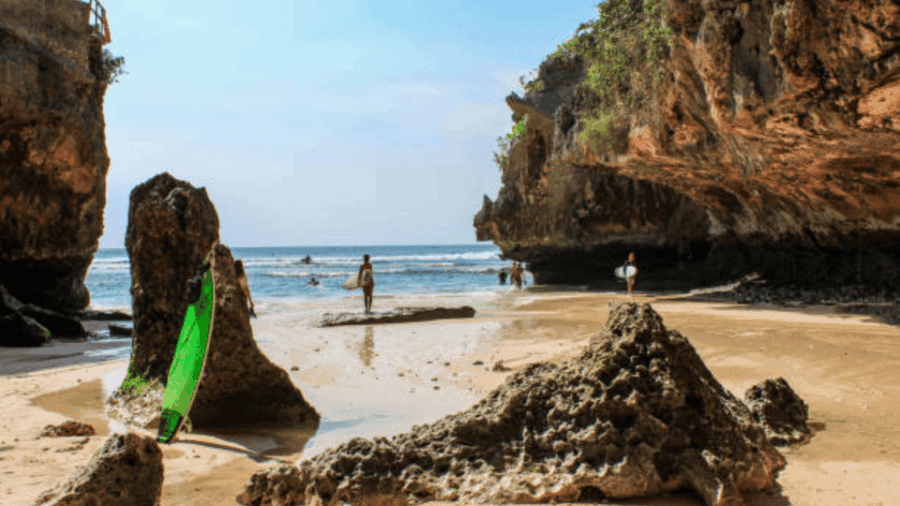Bali: Padang-Padang Beach, Uluwatu, and Kecak Dance Tour