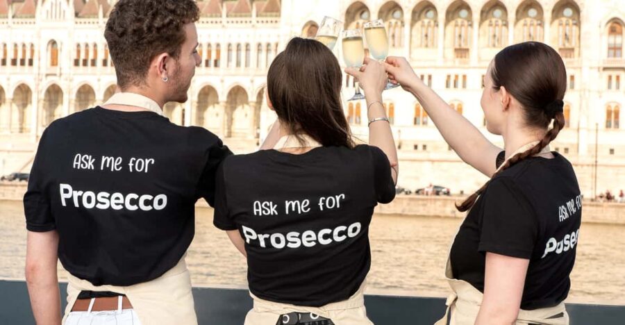 Budapest: Evening Sightseeing Cruise With Unlimited Prosecco
