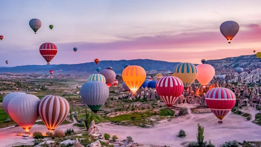 Göreme: Sunrise Göreme Valley Balloon Flight With Breakfast