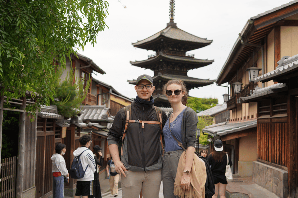 Kyoto: Gion District Walking With an Expert Local Tour Guide - Yasaka Pagoda and Hokan-ji Temple