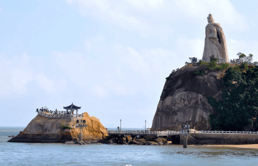 Private Tour to Xiamen Gulangyu Jiaoshu Garden Puotu Temple
