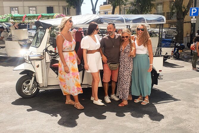 2 Hours Tuk Tuk Tour – 7 Hills Adventure in Lisboa