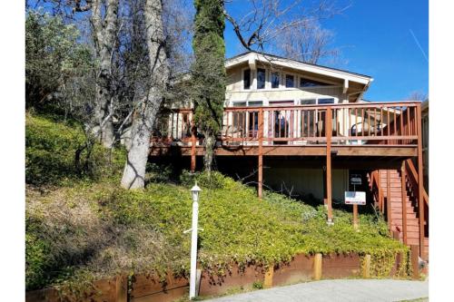 A Bed of Roses - Property Overview