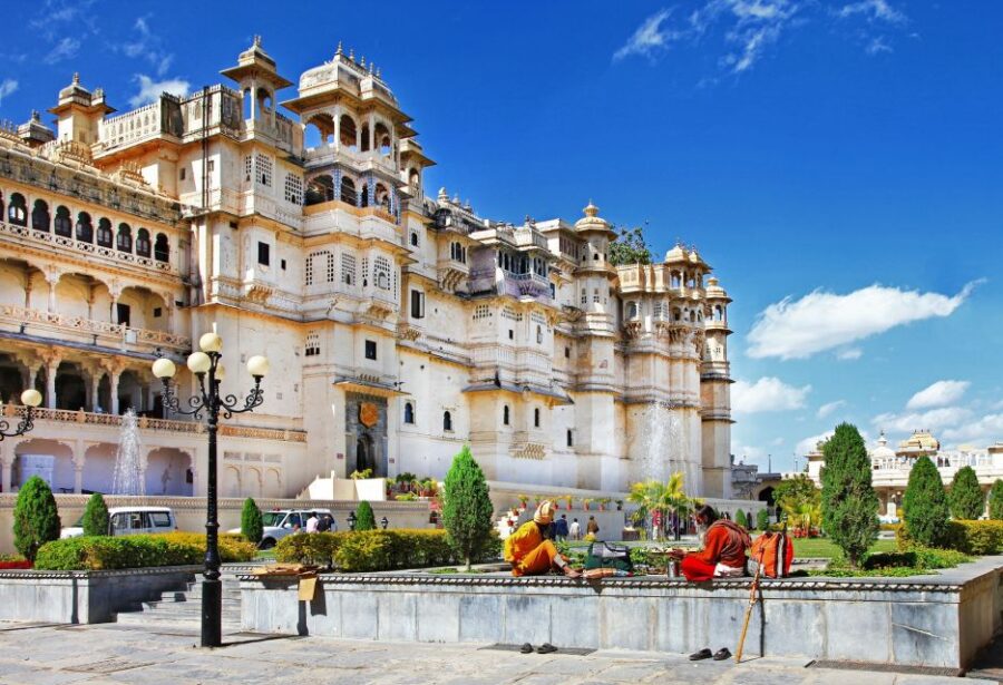 A Complete Tour in Udaipur at 2 Days With Guide Service