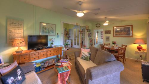 Andavine House - Bed & Breakfast - Location and Accessibility