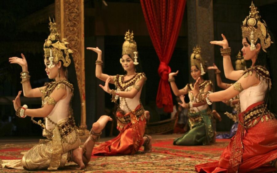 Apsara Dance Show With Dinner by Tuk-Tuk Roundtrip Transfer