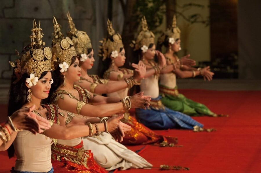 Apsara Traditional Dances & Local Buffet With Tuk-Tuk Ride