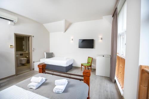 Arch Hotel - Overview and Location