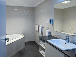 Arkana Motor Inn & Terrace Apartments - Property Location and Nearby Attractions