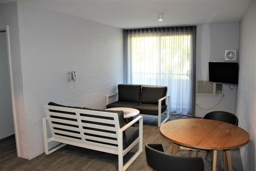 Atrium Hotel Mandurah - Hotel Overview