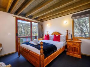 Banjo 5 Two Bedroom and Loft With Alpine Views and Fireplace - Property Overview
