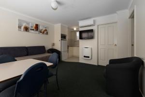 Barclay Motor Inn - Overview and Location