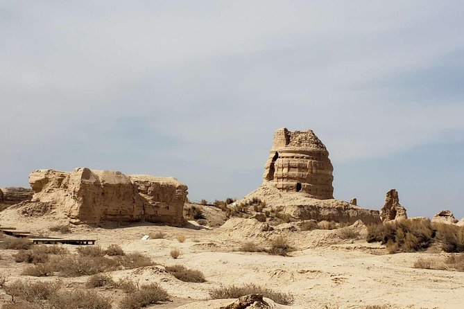 Best of Dunhuang Day Tour to Yulin Grottoes and Suoyangcheng Ruins