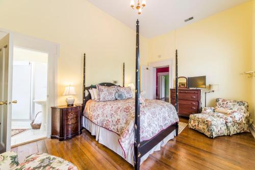 Bourbon Manor Bed & Breakfast Inn - Amenities and Facilities