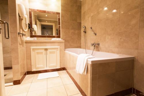 Boutique Hotel De Doelen - Hotel Overview