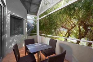 Broadwater Resort Como - Overview and Location