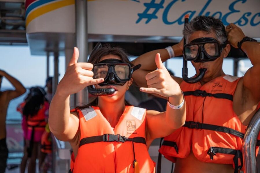 Cabo San Lucas: Snorkel Fun Cruise & Breakfast