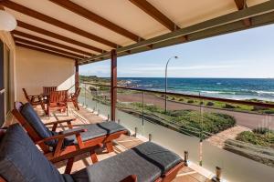 Canal Rocks Beachfront Apartments - Overview and Location