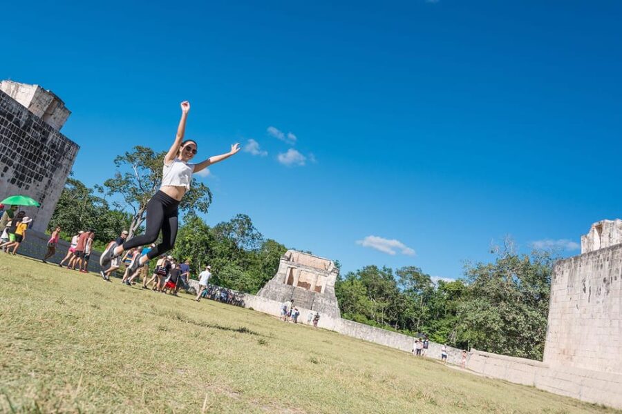 Cancun: Chichén Itzá Night Light & Sound Experience & Tour
