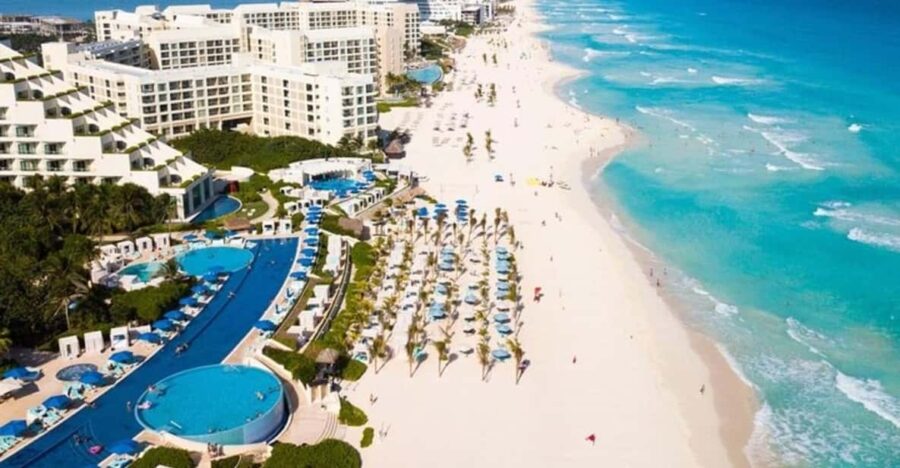 Cancun: Sightseeing Walking Tour With a Local Guide
