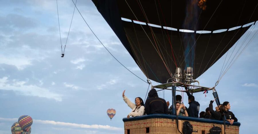 CDMX: Hot Air Balloon Flight + Cave Breakfast + Transportation.