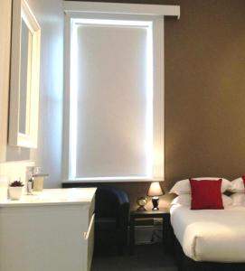 Centennial Inn on Bathurst - Hotel Overview and Location