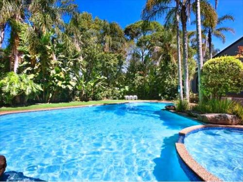 Checkers Resort - Location and Surroundings