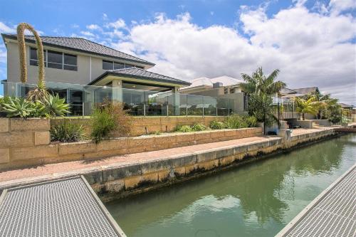 CHILLAX HOUSE - Luxury, Canals, Jetty, Family Friendly - Sleeps 14 in Style! - Property Overview