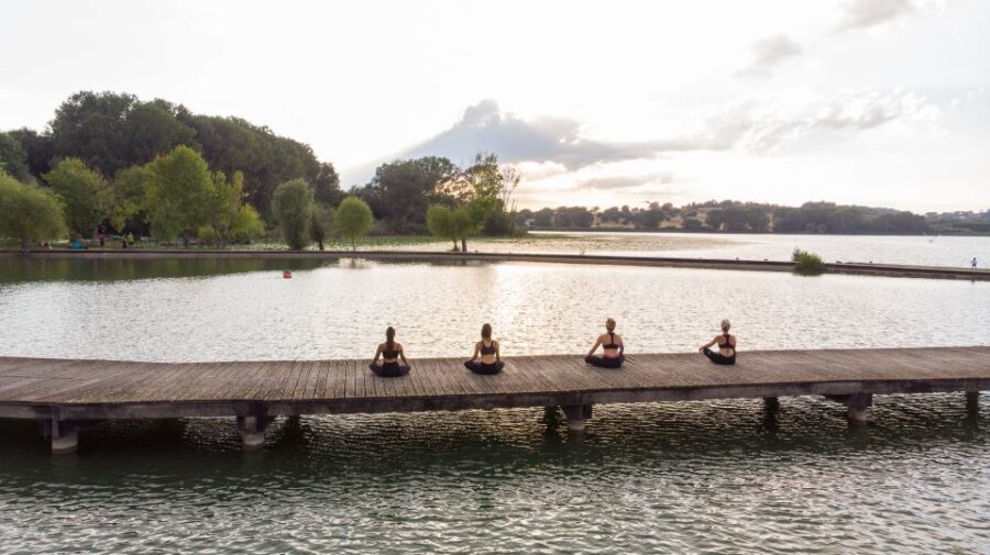 Chiusi: Yoga Lesson and Picnic on the Shore of Chiusi Lake