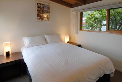 Chriss Beacon Point Restaurant & Villas - Location and Surroundings