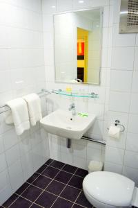 Coconut Grove Holiday Apartments - Property Location and Surroundings