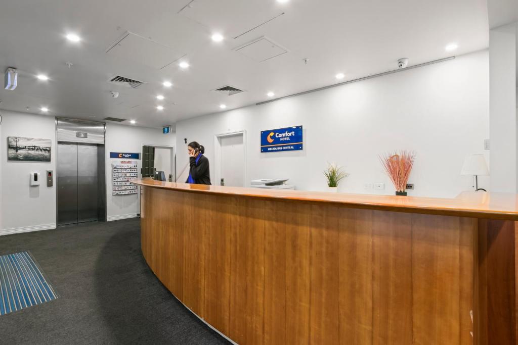 Comfort Hotel Melbourne Central Review - Hotel Overview and Location