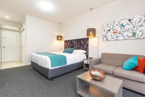 Comfort Inn Deakin Palms - Location and Accessibility