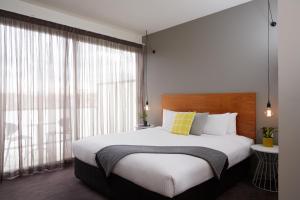 Cosmopolitan Hotel and Apartments - Location and Surroundings