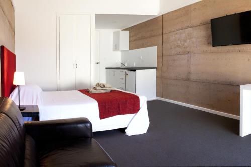 Crossroads Ecomotel - Location and Accessibility