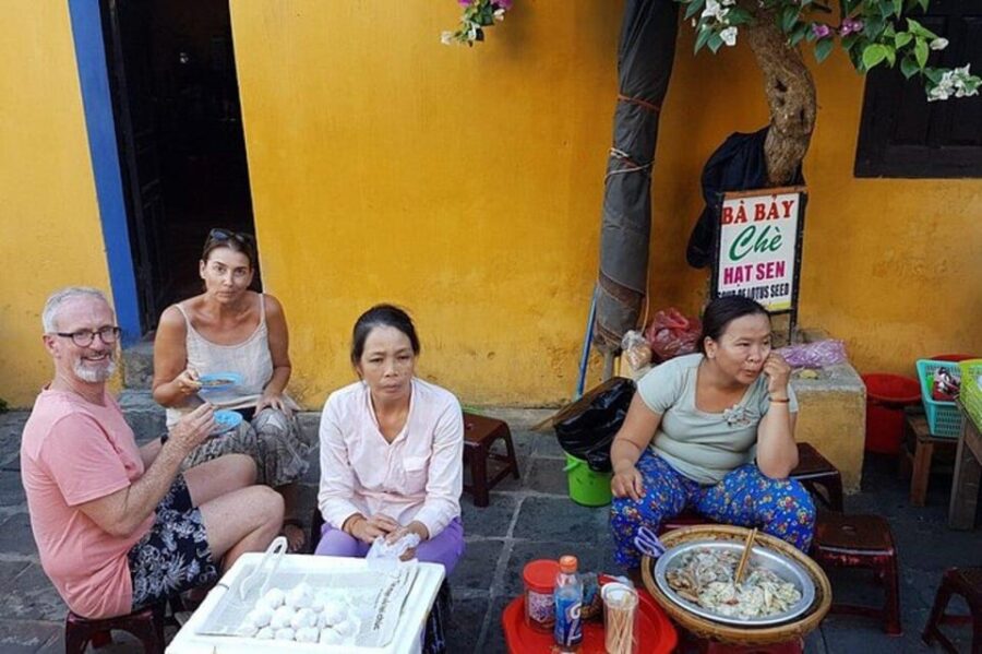 Da Nang: Foodie Tour & Sightseeing by Night With Lady Rider