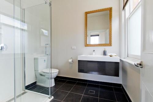 Deloraine Hotel - Hotel Location and Accessibility