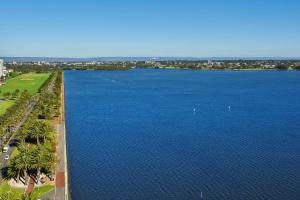 Doubletree By Hilton Perth Waterfront - Hotel Location and Surroundings
