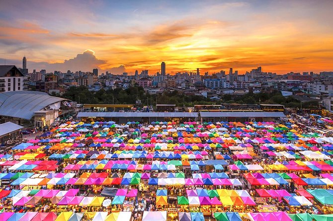 Experience Typical Thailand at Night Including Streetfood Dinner & Foot Massage