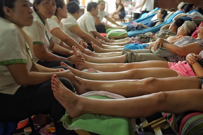 Experience Typical Thailand at Night With Streetfood Dinner & Foot Massage
